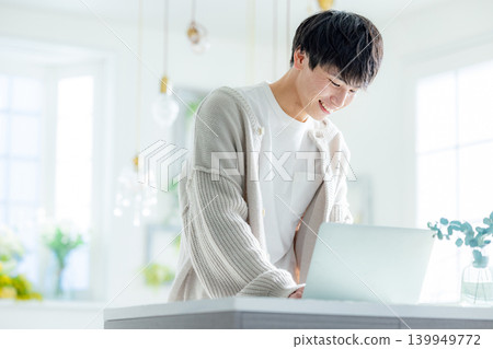 一個男人一邊看著電腦一邊思考。 139949772