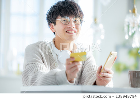 一個人在智能手機上在線購物 139949784
