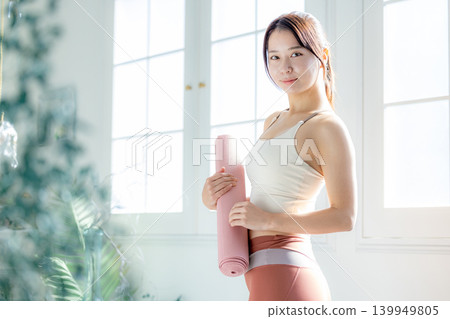 適合的年輕女士 139949805