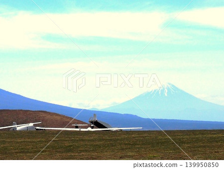 Mount Fuji and a glider (Kirigamine Plateau) 139950850