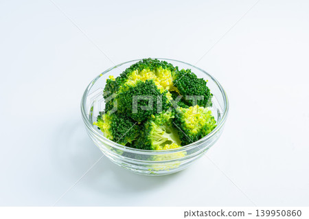 玻璃碗裡的煮西蘭花 玻璃碗裡的煮西蘭花 139950860