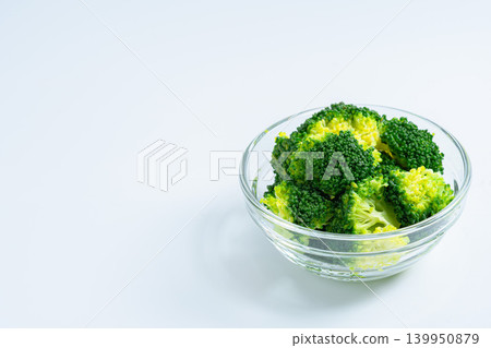 玻璃碗裡的煮西蘭花 玻璃碗裡的煮西蘭花 139950879
