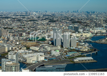 從觀景台上可以欣賞到港未來現代建築和海灣地區城市景觀的全景。 139951163