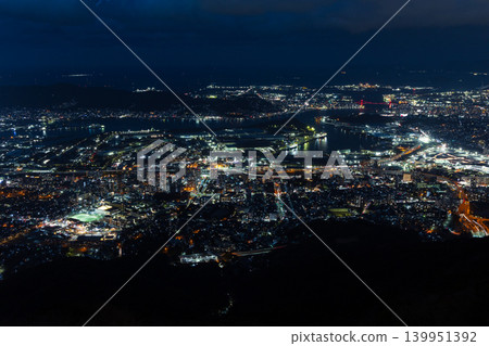 福岡縣北九州的冬天:佐良娜山展望台,日本新三大夜景之一 福岡縣北九州的冬天:佐良娜山展望台,日本新三大夜景之一 139951392