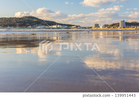 冬季,福岡縣福津市的宮地濱海灘(鏡之海)日落時分。 冬季,福岡縣福津市的宮地濱海灘(鏡之海)日落時分。 139951443