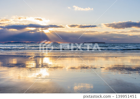 Miyajihama Beach (Kagami no Umi) at sunset in Fukutsu City, Fukuoka Prefecture during winter. 139951451