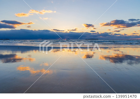 Miyajihama Beach (Kagami no Umi) at sunset in Fukutsu City, Fukuoka Prefecture during winter. 139951470