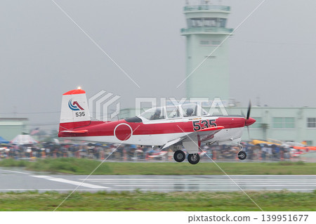 日本航空自衛隊T-3教練機在雨中降落。 日本航空自衛隊T-3教練機在雨中降落。 139951677