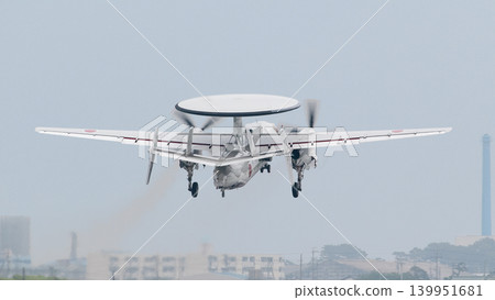 一架日本航空自衛隊E-2C「鷹眼」預警機起飛。 139951681