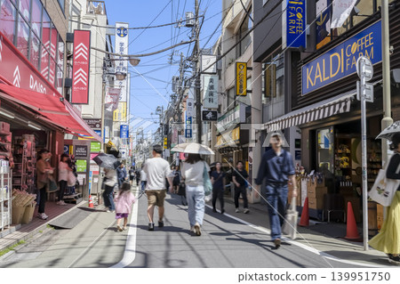 學藝大學站東出口商業街的街景 學藝大學站東出口商業街的街景 139951750