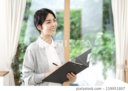 年輕的女性照顧者 139951807