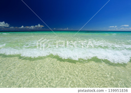 Okinawa: Beautiful sea with exceptional clarity Okinawa: Beautiful sea with exceptional clarity 139951836
