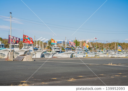 A scene of large fishing flags at Fukuda Fishing Port in Iwata City (Shizuoka Prefecture) A scene of large fishing flags at Fukuda Fishing Port in Iwata City (Shizuoka Prefecture) 139952093