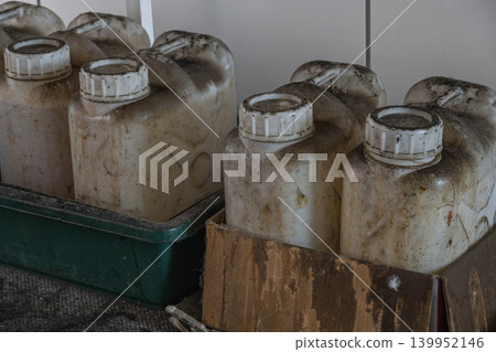 鎮上的廢油收集塑膠罐 鎮上的廢油收集塑膠罐 139952146