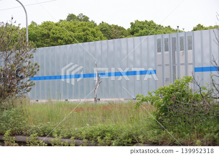 Fence, exterior wall, wall, factory, workshop, privacy screen, aluminum, building, industry, facility, enclosure, worker 139952318