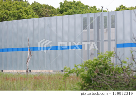 Fence, exterior wall, wall, factory, workshop, privacy screen, aluminum, building, industry, facility, enclosure, worker 139952319