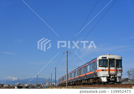A four-car Kiha 25 series train travels on the Takayama Main Line in winter 139952473