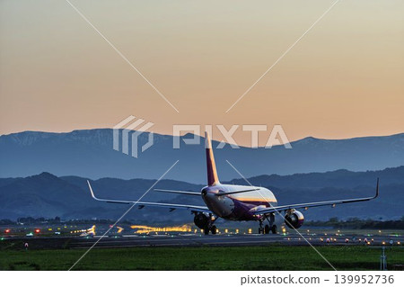 黃昏時分的仙台機場，飛機滑行，宮城縣名取市 139952736