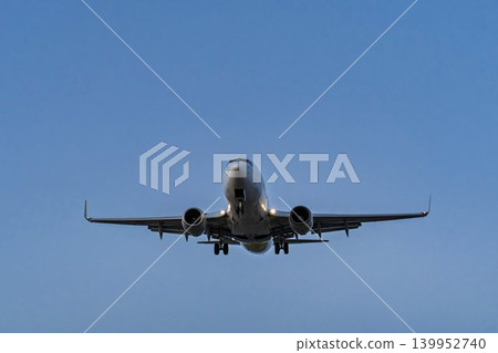 黃昏時分的仙台機場,飛機降落,宮城縣名取市 黃昏時分的仙台機場,飛機降落,宮城縣名取市 139952740