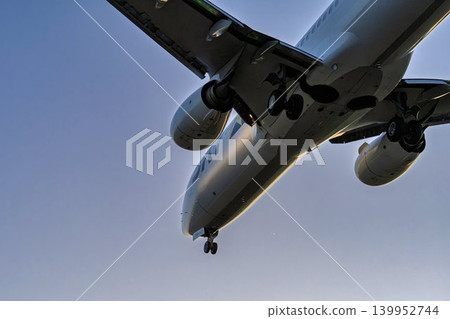黃昏時分的仙台機場,飛機降落,宮城縣名取市 黃昏時分的仙台機場,飛機降落,宮城縣名取市 139952744