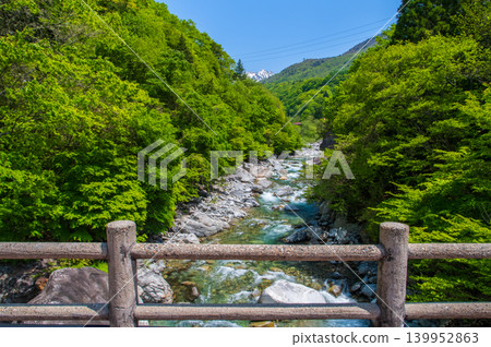 奧飛驒溫泉鄉新穗高之湯周圍的清新綠色景色(岐阜縣高山市) 奧飛驒溫泉鄉新穗高之湯周圍的清新綠色景色(岐阜縣高山市) 139952863
