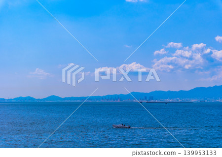 從舞島眺望大阪灣，以及一艘巡邏船 139953133