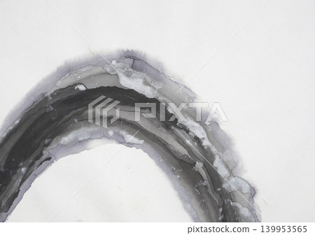現代日式背景，白色和紙，以抽像水彩畫為特色，墨水和銀色從左下角呈弧形流動。 139953565