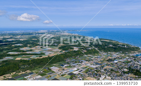 從空中俯瞰千葉縣銚子半島和太平洋沿岸的農田全景。 從空中俯瞰千葉縣銚子半島和太平洋沿岸的農田全景。 139953710