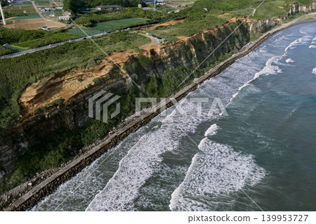 千葉縣屏風浦懸崖海岸的鳥瞰圖。 千葉縣屏風浦懸崖海岸的鳥瞰圖。 139953727