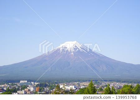 從山梨縣一側看到的雄偉的富士山。 從山梨縣一側看到的雄偉的富士山。 139953768