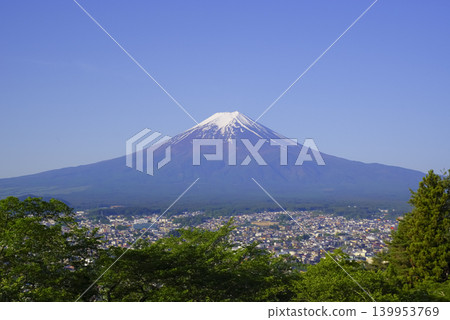 從山梨縣一側看到的雄偉的富士山。 從山梨縣一側看到的雄偉的富士山。 139953769