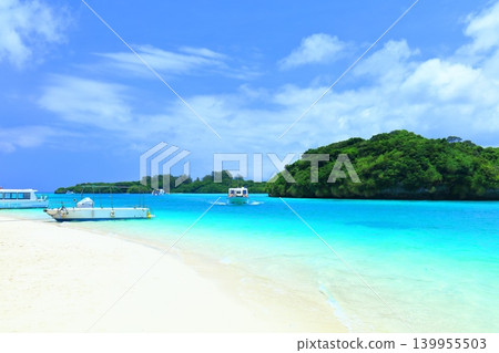 [Okinawa Prefecture] A sunny day at Kabira Bay beach (Ishigaki Island) 139955503