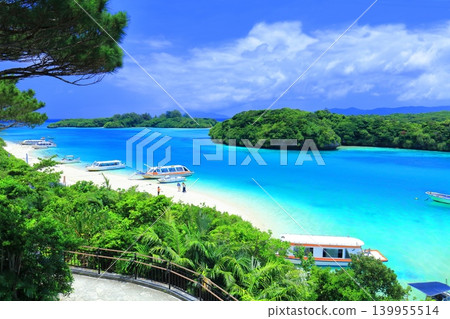 [Okinawa Prefecture] A view of Kabira Bay on a clear day (Ishigaki Island) 139955514