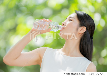 新鮮的綠植、女人、美麗、水 139955729