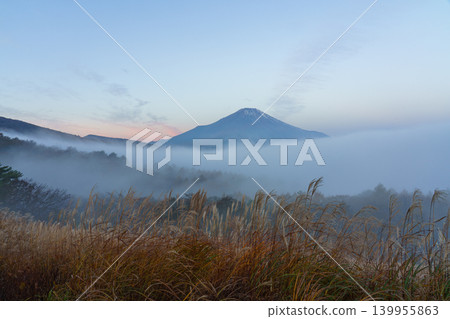 從山中湖附近的觀景點望去,富士山籠罩在晨霧之中。 從山中湖附近的觀景點望去,富士山籠罩在晨霧之中。 139955863