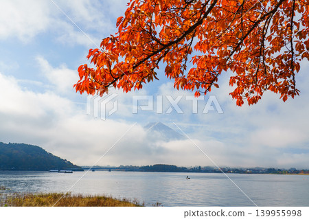 從河口湖眺望富士山和秋葉：日本美麗的秋季景色。 139955998