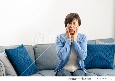 Toothache, Female, Jaw Toothache, Female, Jaw 139956009