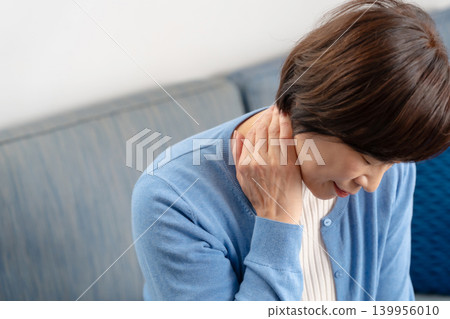 Women: stiff shoulders, stiff neck, headaches Women: stiff shoulders, stiff neck, headaches 139956010