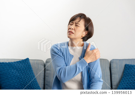 女性：肩膀僵硬、脖子僵硬、頭痛 139956013