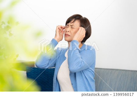 Female headache Female headache 139956017