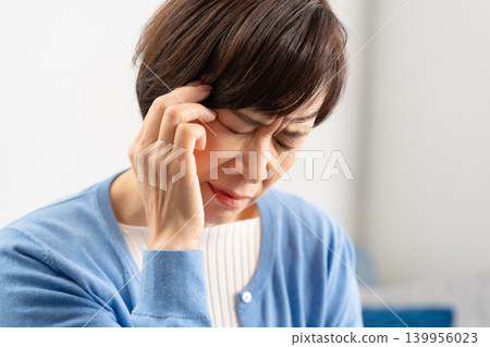 Female headache Female headache 139956023