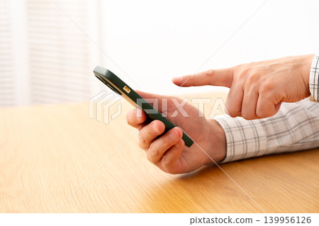 一個操作智能手機的人 一個操作智能手機的人 139956126