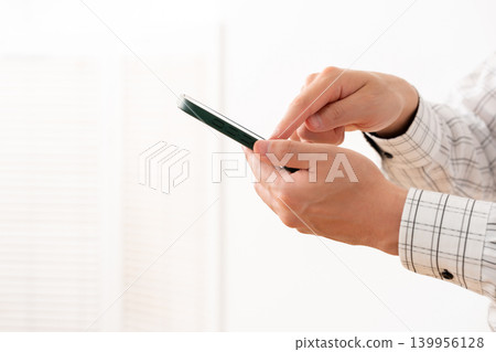 一個操作智能手機的人 一個操作智能手機的人 139956128