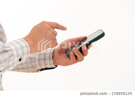 一個操作智能手機的人 一個操作智能手機的人 139956129