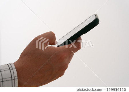 一個操作智能手機的人 一個操作智能手機的人 139956130