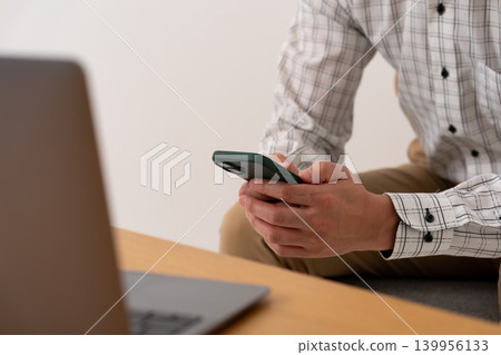 一個操作智能手機的人 一個操作智能手機的人 139956133