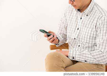 一個操作智能手機的人 139956140