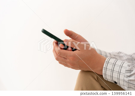 一個操作智能手機的人 一個操作智能手機的人 139956141