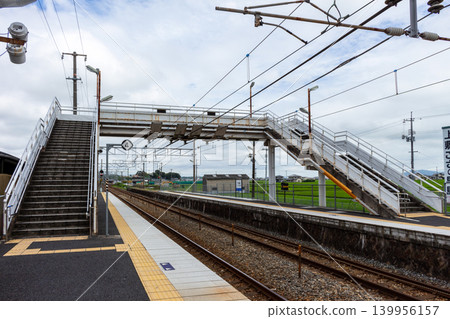 位於區域城市的火車站月台和高架橋:宇野線早島站 位於區域城市的火車站月台和高架橋:宇野線早島站 139956157