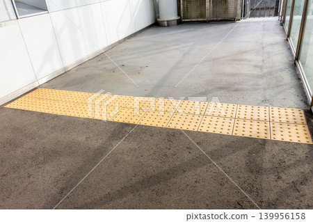 車站月台末端安裝了點字方塊(內部有線條,用於引導視障人士)。 車站月台末端安裝了點字方塊(內部有線條,用於引導視障人士)。 139956158
